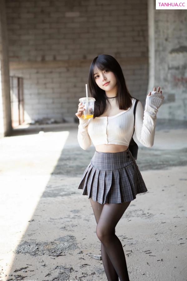 豆瓣酱  [XiuRen]高清写真图 2024.04.23 No.8439 豆瓣酱 美腿黑丝第5张图片